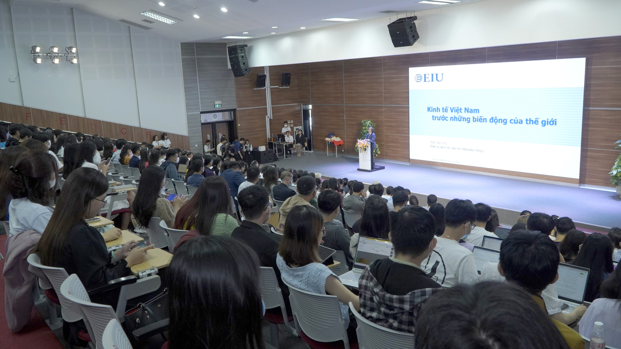 Quang cảnh buổi diễn thuyết của GS. Trần Văn Thọ tại Trường Đại học Quốc tế Miền Đông.